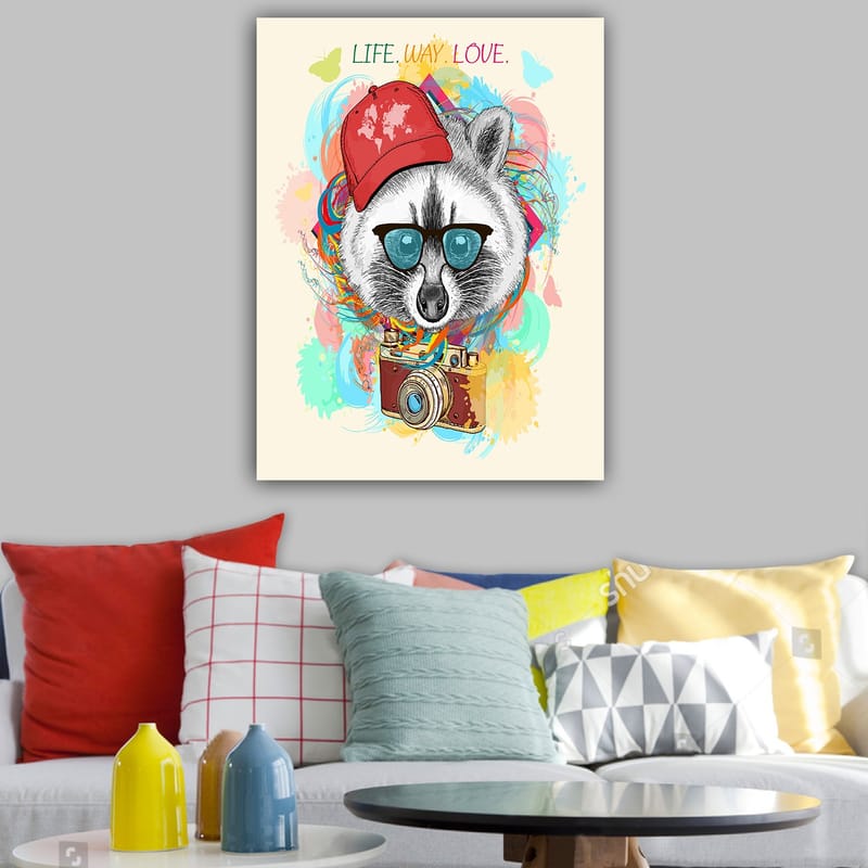 Lerretsbilde 70x100 cm - Stilisert vaskebjørn med solbriller og kamera, iført rød lue, omgitt av fargerike mønstre - Rød / Blå / Grønn - Interiør - Maleri & posters - Lerretsbilder