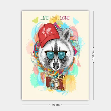 Lerretsbilde 70x100 cm - Stilisert vaskebjørn med solbriller og kamera, iført rød lue, omgitt av fargerike mønstre - Rød / Blå / Grønn - Interiør - Maleri & posters - Lerretsbilder