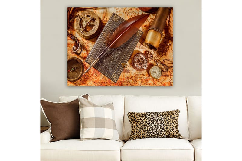Lerretsbilde 70x100 cm - Stillbilde av antikke navigasjonsverktøy og en fjærpenn på et gammelt kart - Mørk brun / Gull / Oransje - Interiør - Maleri & posters - Lerretsbilder