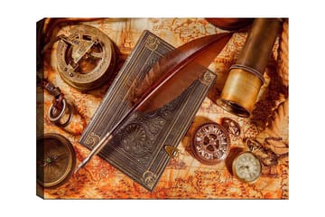 Lerretsbilde 70x100 cm - Stillbilde av antikke navigasjonsverktøy og en fjærpenn på et gammelt kart - Mørk brun / Gull / Oransje - Interiør - Maleri & posters - Lerretsbilder
