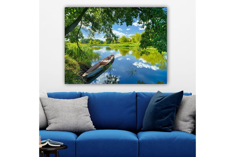 Lerretsbilde 70x100 cm - Stille båt på en speilblank innsjø omgitt av frodige trær og vegetasjon - Grønn / Blå / Brun - Interiør - Maleri & posters - Lerretsbilder
