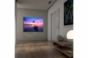 Lerretsbilde 70x100 cm - Stille båt på en speillignende overflate under en fargerik solnedgang - Lilla / Rosa / Blå - Interiør - Maleri & posters - Lerretsbilder