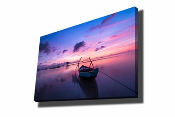 Lerretsbilde 70x100 cm - Stille båt på en speillignende overflate under en fargerik solnedgang - Lilla / Rosa / Blå - Interiør - Maleri & posters - Lerretsbilder