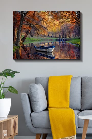 Lerretsbilde 70x100 cm - Stille båt på en speilblank innsjø omgitt av høstfarger - Oransje / Blå / Grønn - Interiør - Maleri & posters - Lerretsbilder