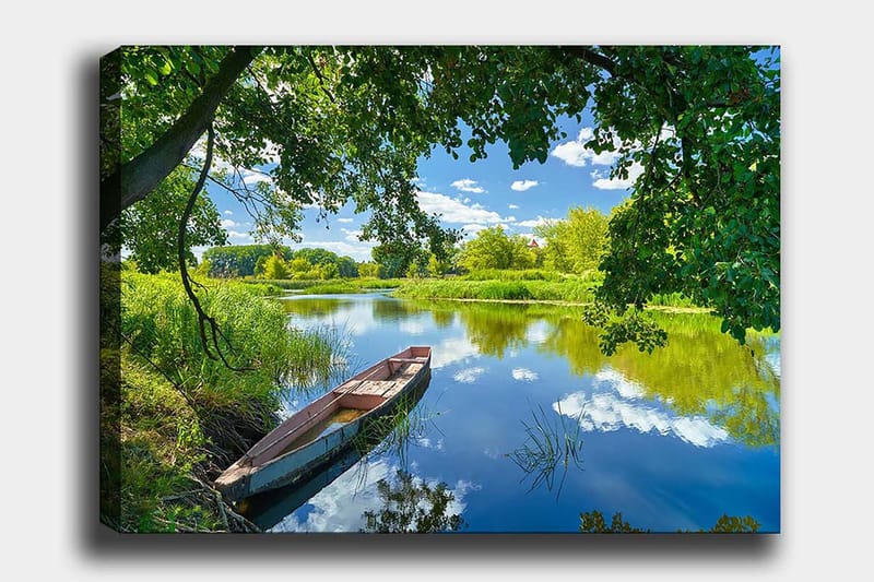 Lerretsbilde 70x100 cm - Stille båt på en speilblank innsjø omgitt av frodige trær og vegetasjon, Grønn / Blå / Brun
