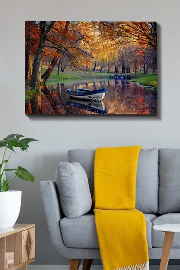 Lerretsbilde 70x100 cm - Stille båt på en speilblank innsjø omgitt av høstfarger - Oransje / Blå / Grønn - Interiør - Maleri & posters - Lerretsbilder
