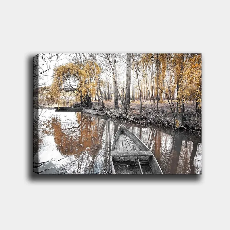 Lerretsbilde 70x100 cm - Stille båt på en speilblank vannoverflate omgitt av høstfargede trær, Gull / Grå / Svart