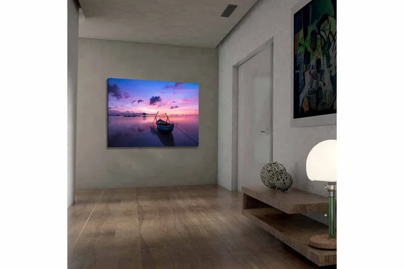 Lerretsbilde 70x100 cm - Stille båt på en speillignende overflate under en fargerik solnedgang, Lilla / Rosa / Blå