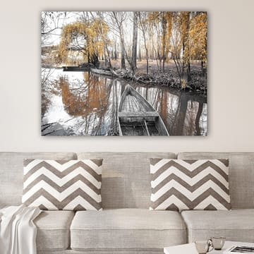 Lerretsbilde 70x100 cm - Stille båt på en speilblank vannoverflate omgitt av høstfargede trær - Gull / Grå / Svart - Interiør - Maleri & posters - Lerretsbilder