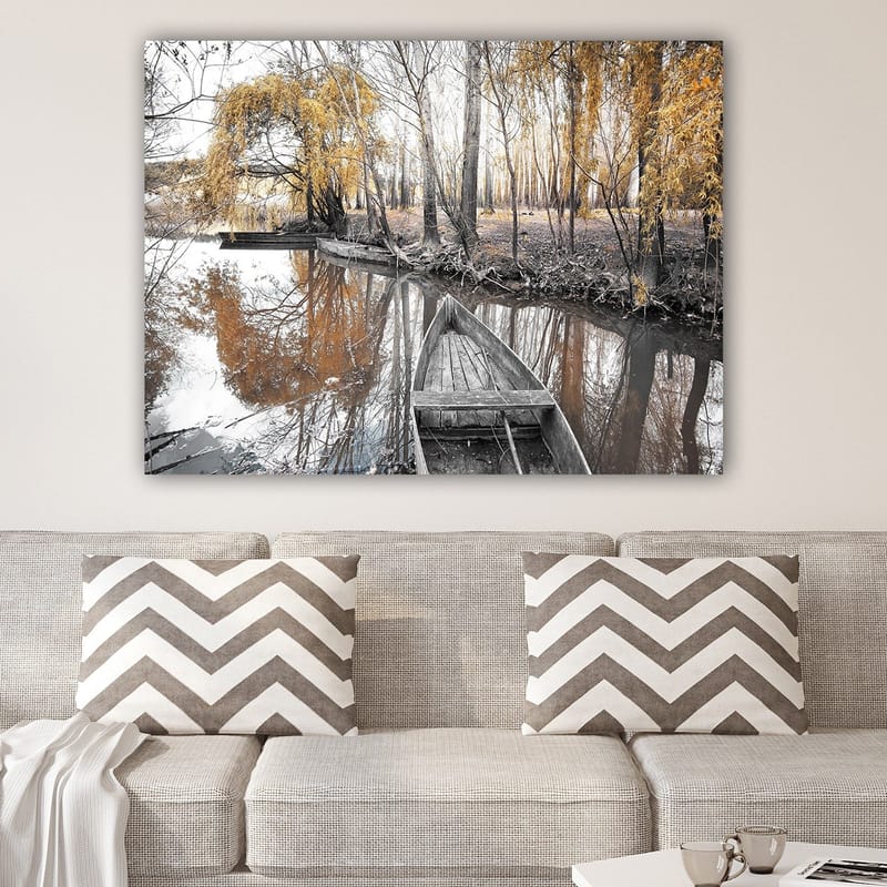 Lerretsbilde 70x100 cm - Stille båt på en speilblank vannoverflate omgitt av høstfargede trær - Gull / Grå / Svart - Interiør - Maleri & posters - Lerretsbilder