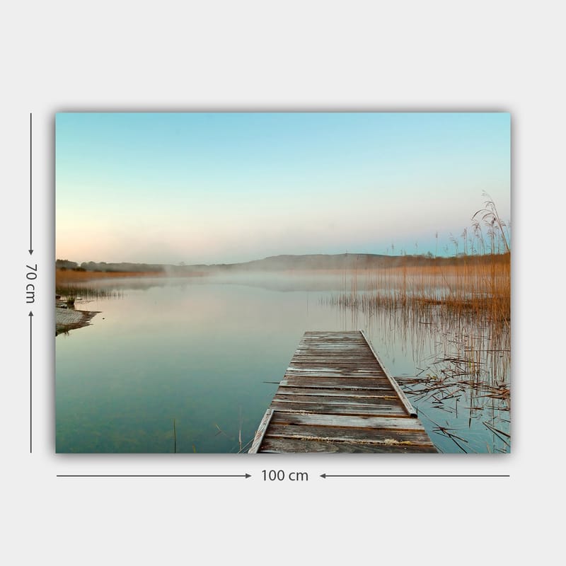 Lerretsbilde 70x100 cm - Stille brygge som strekker seg ut over en tåkete innsjø ved daggry - Lys blå / Beige / Grønn - Interiør - Maleri & posters - Lerretsbilder