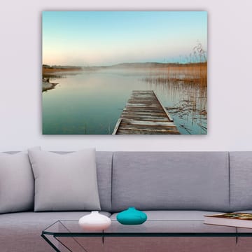 Lerretsbilde 70x100 cm - Stille brygge som strekker seg ut over en tåkete innsjø ved daggry - Lys blå / Beige / Grønn - Interiør - Maleri & posters - Lerretsbilder