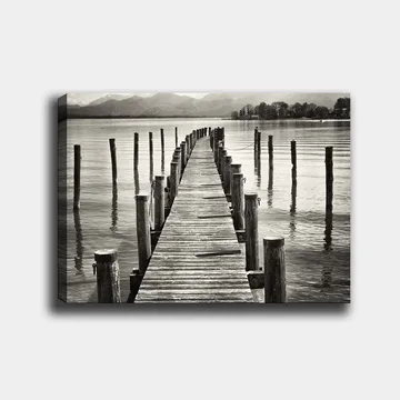 Lerretsbilde 70x100 cm - Stille brygge som strekker seg ut over vannet, omgitt av søyler som speiler seg i overflaten - Svart / Hvit / Grå - Interiør - Maleri & posters - Lerretsbilder