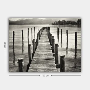 Lerretsbilde 70x100 cm - Stille brygge som strekker seg ut over vannet, omgitt av søyler som speiler seg i overflaten - Svart / Hvit / Grå - Interiør - Maleri & posters - Lerretsbilder