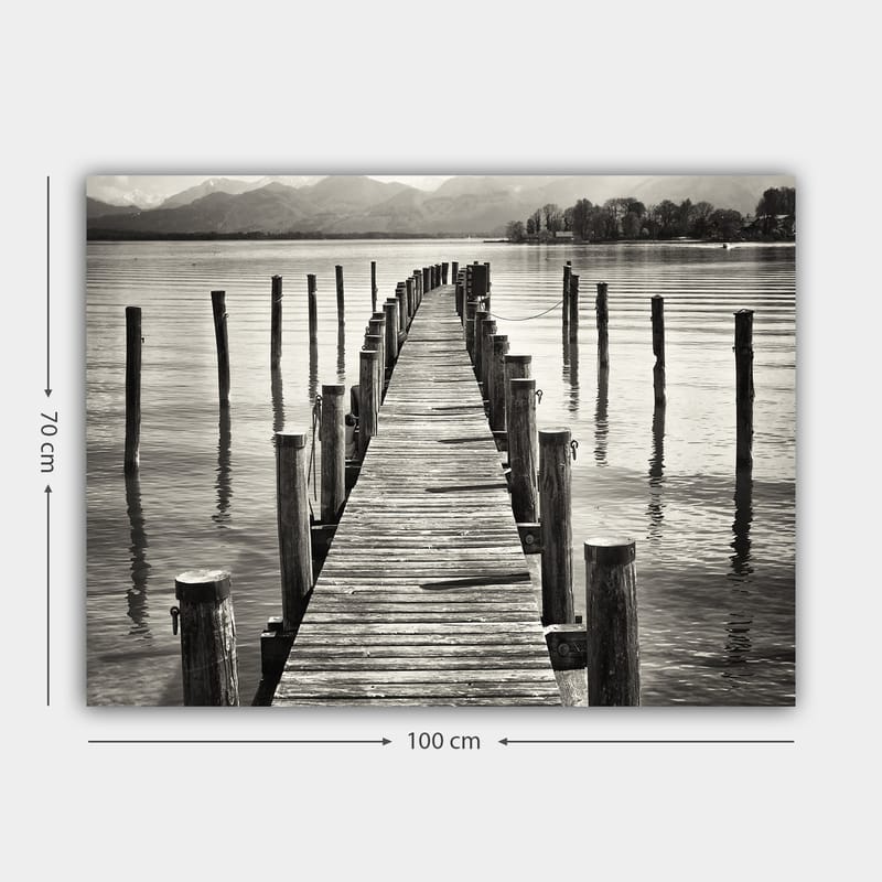 Lerretsbilde 70x100 cm - Stille brygge som strekker seg ut over vannet, omgitt av søyler som speiler seg i overflaten - Svart / Hvit / Grå - Interiør - Maleri & posters - Lerretsbilder