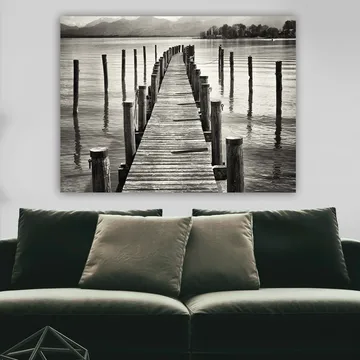 Lerretsbilde 70x100 cm - Stille brygge som strekker seg ut over vannet, omgitt av søyler som speiler seg i overflaten - Svart / Hvit / Grå - Interiør - Maleri & posters - Lerretsbilder