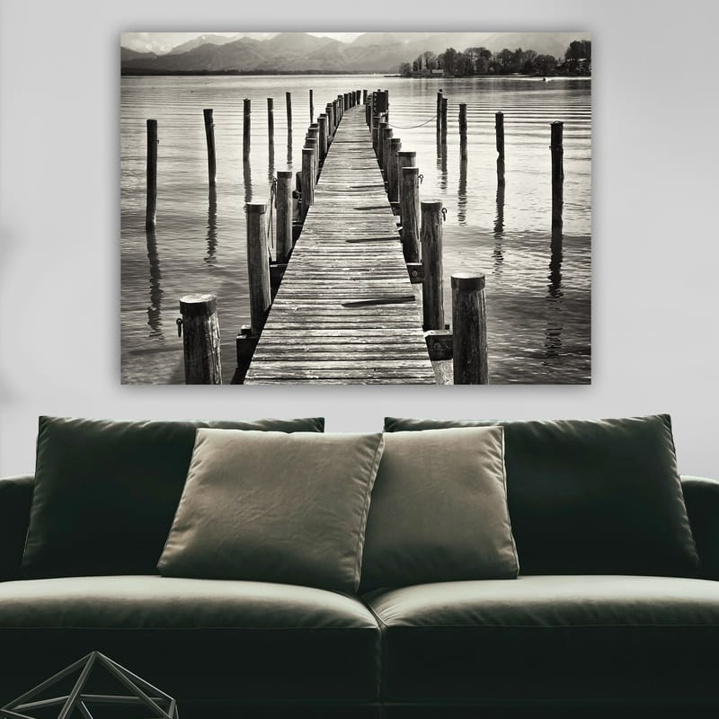 Lerretsbilde 70x100 cm - Stille brygge som strekker seg ut over vannet, omgitt av søyler som speiler seg i overflaten - Svart / Hvit / Grå - Interiør - Maleri & posters - Lerretsbilder