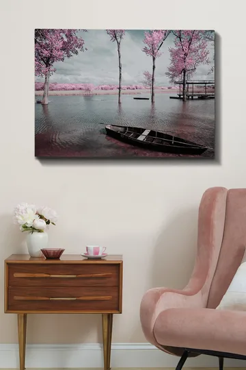 Lerretsbilde 70x100 cm - Stille innsjø med båt omgitt av rosa trær og tåkete himmel - Rosa / Grå / Svart - Interiør - Maleri & posters - Lerretsbilder