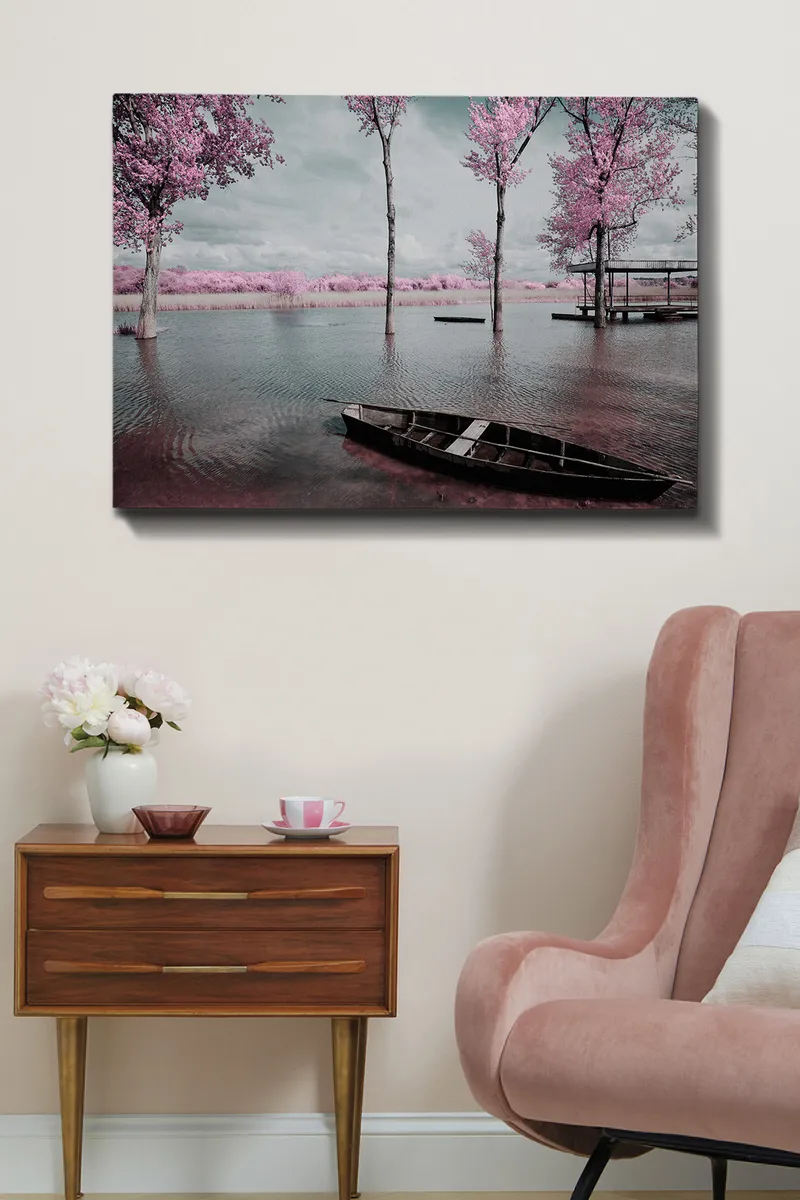 Lerretsbilde 70x100 cm - Stille innsjø med båt omgitt av rosa trær og tåkete himmel - Rosa / Grå / Svart - Interiør - Maleri & posters - Lerretsbilder