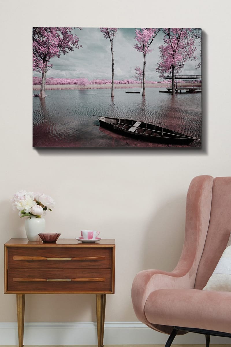 Lerretsbilde 70x100 cm - Stille innsjø med båt omgitt av rosa trær og tåkete himmel - Rosa / Grå / Svart - Interiør - Maleri & posters - Lerretsbilder