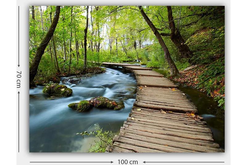Lerretsbilde 70x100 cm - Stille skogssti som slynger seg over en klukkende bekk omgitt av frodige trær og vegetasjon - Grønn / Brun / Blå - Interiør - Maleri & posters - Lerretsbilder