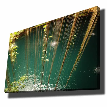 Lerretsbilde 70x100 cm - Stille vannflate omgitt av hengende vegetasjon og naturlige elementer - Turkis / Grønn / Brun - Interiør - Maleri & posters - Lerretsbilder