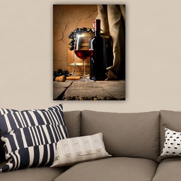Lerretsbilde 70x100 cm - Stilleben med en flaske rødvin, et vinglass og druer på en treflate - Mørk rød / Brun / Svart - Interiør - Maleri & posters - Lerretsbilder