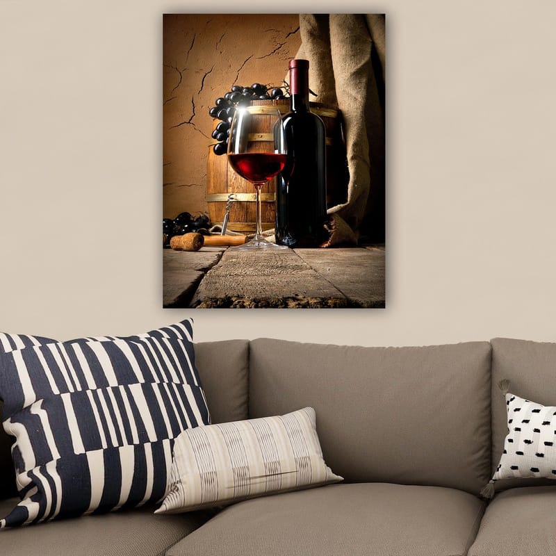 Lerretsbilde 70x100 cm - Stilleben med en flaske rødvin, et vinglass og druer på en treflate - Mørk rød / Brun / Svart - Interiør - Maleri & posters - Lerretsbilder