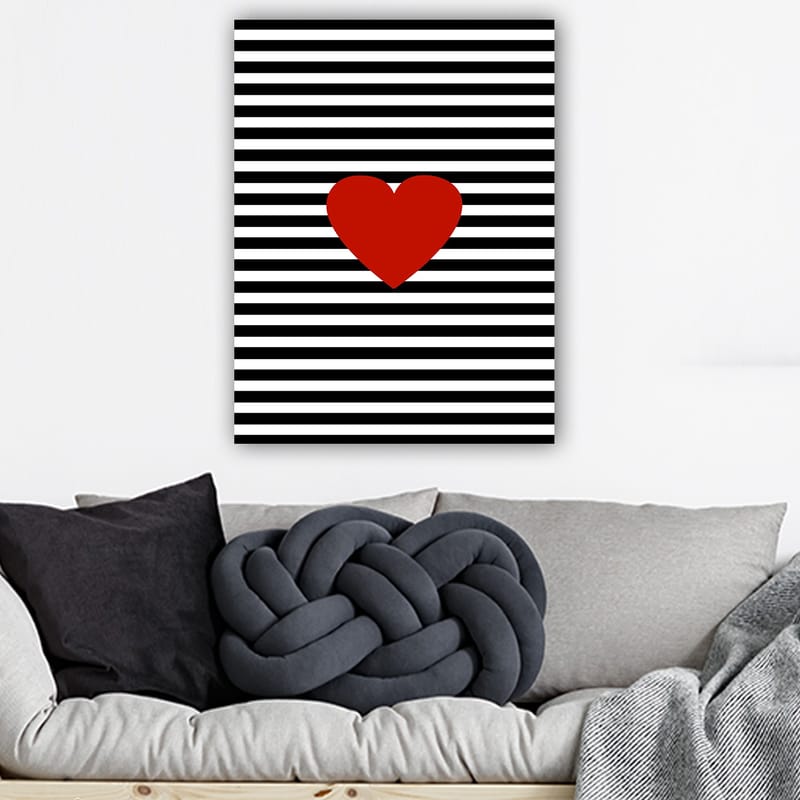 Lerretsbilde 70x100 cm - Stor rød hjerteform mot en bakgrunn av svarte og hvite striper - Rød / Svart / Hvit - Interiør - Maleri & posters - Lerretsbilder