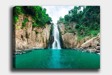 Lerretsbilde 70x100 cm - Storslått foss som fosser ned i en klar, turkis innsjø omgitt av frodige, grønne klipper - Turkis / Grønn / Beige - Interiør - Maleri & posters - Lerretsbilder