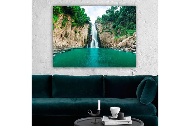 Lerretsbilde 70x100 cm - Storslått foss som fosser ned i en klar, turkis innsjø omgitt av frodige, grønne klipper - Turkis / Grønn / Beige - Interiør - Maleri & posters - Lerretsbilder
