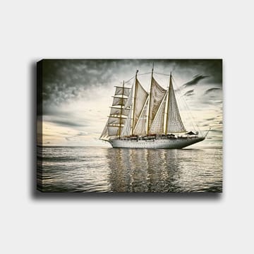 Lerretsbilde 70x100 cm - Storslått seilbåt med hvite seil som glir over en speilblank havoverflate under en dramatisk himmel - Hvit / Grå / Beige - Interiør - Maleri & posters - Lerretsbilder