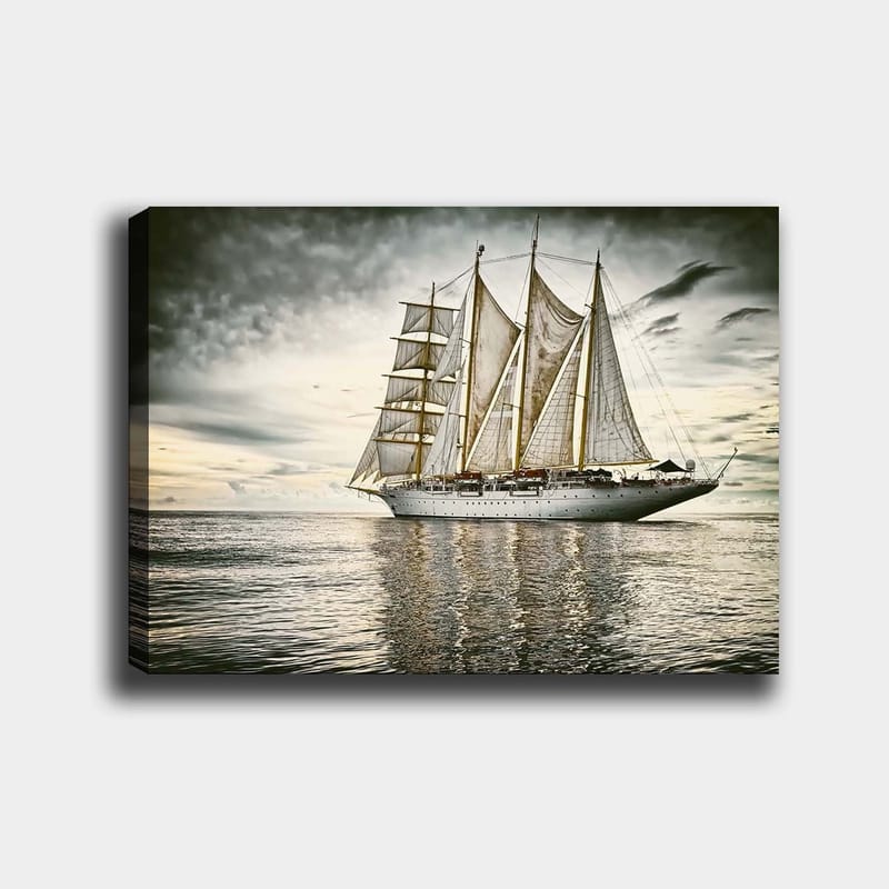 Lerretsbilde 70x100 cm - Storslått seilbåt med hvite seil som glir over en speilblank havoverflate under en dramatisk himmel, Hvit / Grå / Beige
