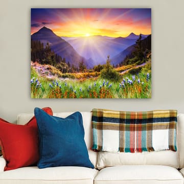 Lerretsbilde 70x100 cm - Storslått soloppgang over fjell og frodige enger - Gull / Lilla / Grønn - Interiør - Maleri & posters - Lerretsbilder
