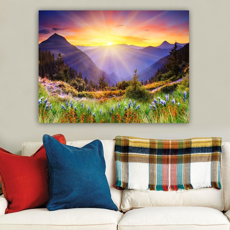 Lerretsbilde 70x100 cm - Storslått soloppgang over fjell og frodige enger - Gull / Lilla / Grønn - Interiør - Maleri & posters - Lerretsbilder