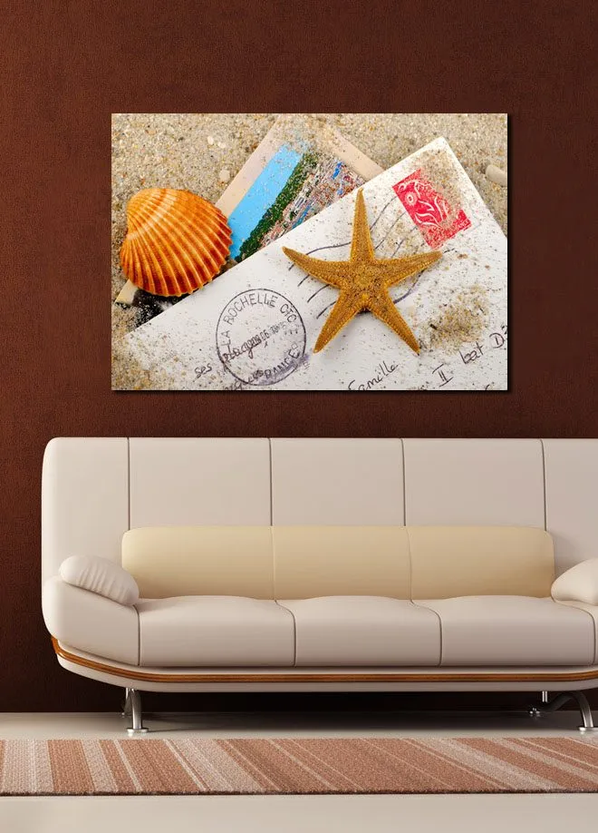 Lerretsbilde 70x100 cm - Strandinspirert komposisjon med sjøstjerne og skjell på et postkort - Oransje / Beige / Hvit - Interiør - Maleri & posters - Lerretsbilder