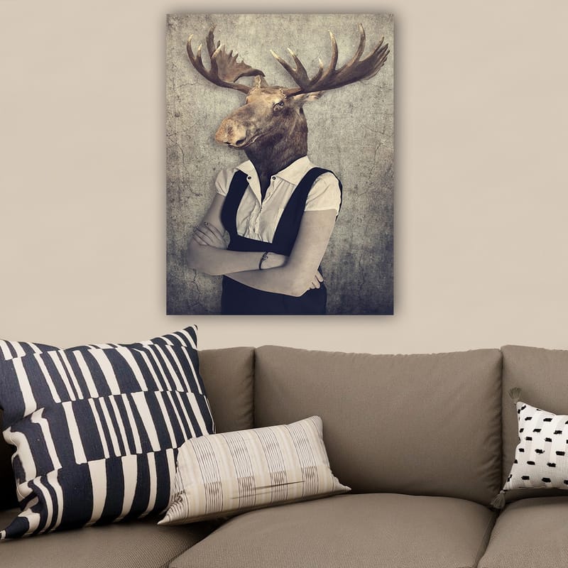 Lerretsbilde 70x100 cm - Surrealistisk komposisjon med en person med et elghode, kledd i hvit skjorte og svart kjeledress - Brun / Hvit / Svart - Interiør - Maleri & posters - Lerretsbilder