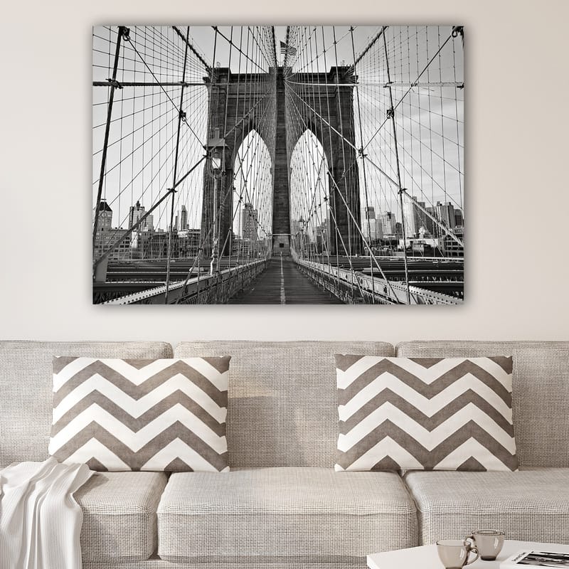Lerretsbilde 70x100 cm - Svart-hvitt-bilde av Brooklyn Bridge som viser de majestetiske buene og kablene - Svart / Hvit / Grå - Interiør - Maleri & posters - Lerretsbilder