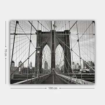 Lerretsbilde 70x100 cm - Svart-hvitt-bilde av Brooklyn Bridge som viser de majestetiske buene og kablene - Svart / Hvit / Grå - Interiør - Maleri & posters - Lerretsbilder