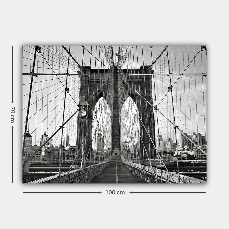 Lerretsbilde 70x100 cm - Svart-hvitt-bilde av Brooklyn Bridge som viser de majestetiske buene og kablene - Svart / Hvit / Grå - Interiør - Maleri & posters - Lerretsbilder