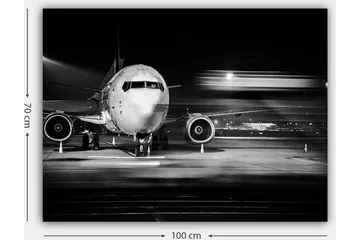 Lerretsbilde 70x100 cm - Svart-hvitt-bilde av et fly på en flyplass om natten - Svart / Hvit / Grå - Interiør - Maleri & posters - Lerretsbilder