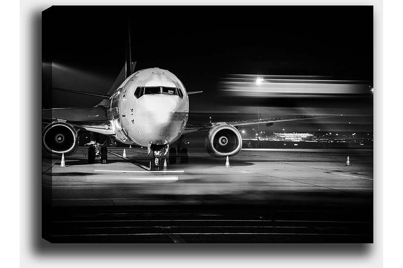 Lerretsbilde 70x100 cm - Svart-hvitt-bilde av et fly på en flyplass om natten - Svart / Hvit / Grå - Interiør - Maleri & posters - Lerretsbilder