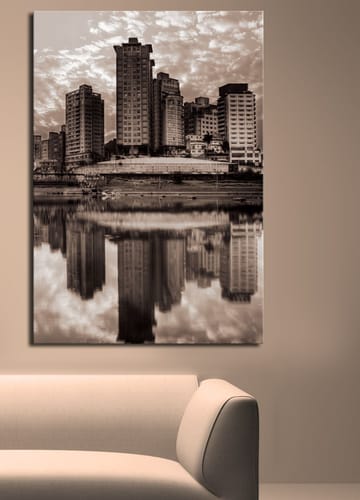 Lerretsbilde 70x100 cm - Svart-hvitt bysilhuett med høye bygninger speilet i vannet - Svart / Hvit / Grå - Interiør - Maleri & posters - Lerretsbilder