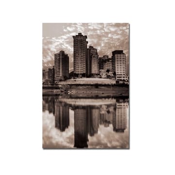 Lerretsbilde 70x100 cm - Svart-hvitt bysilhuett med høye bygninger speilet i vannet - Svart / Hvit / Grå - Interiør - Maleri & posters - Lerretsbilder