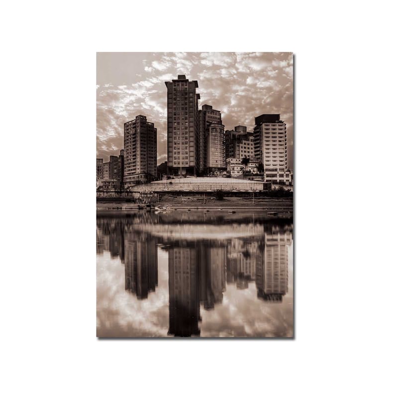 Lerretsbilde 70x100 cm - Svart-hvitt bysilhuett med høye bygninger speilet i vannet - Svart / Hvit / Grå - Interiør - Maleri & posters - Lerretsbilder