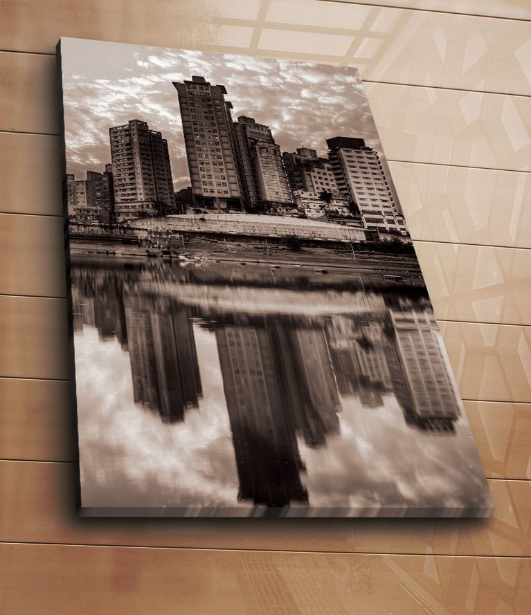 Lerretsbilde 70x100 cm - Svart-hvitt bysilhuett med høye bygninger speilet i vannet - Svart / Hvit / Grå - Interiør - Maleri & posters - Lerretsbilder