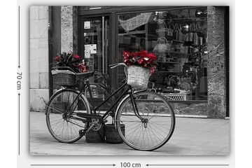 Lerretsbilde 70x100 cm - Svart sykkel med blomster i kurver på en gate - Rød / Svart / Grå - Interiør - Maleri & posters - Lerretsbilder