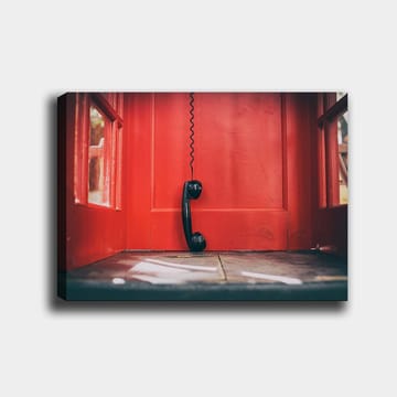 Lerretsbilde 70x100 cm - Svart telefon hengende i en rød telefonkiosk - Rød / Svart - Interiør - Maleri & posters - Lerretsbilder