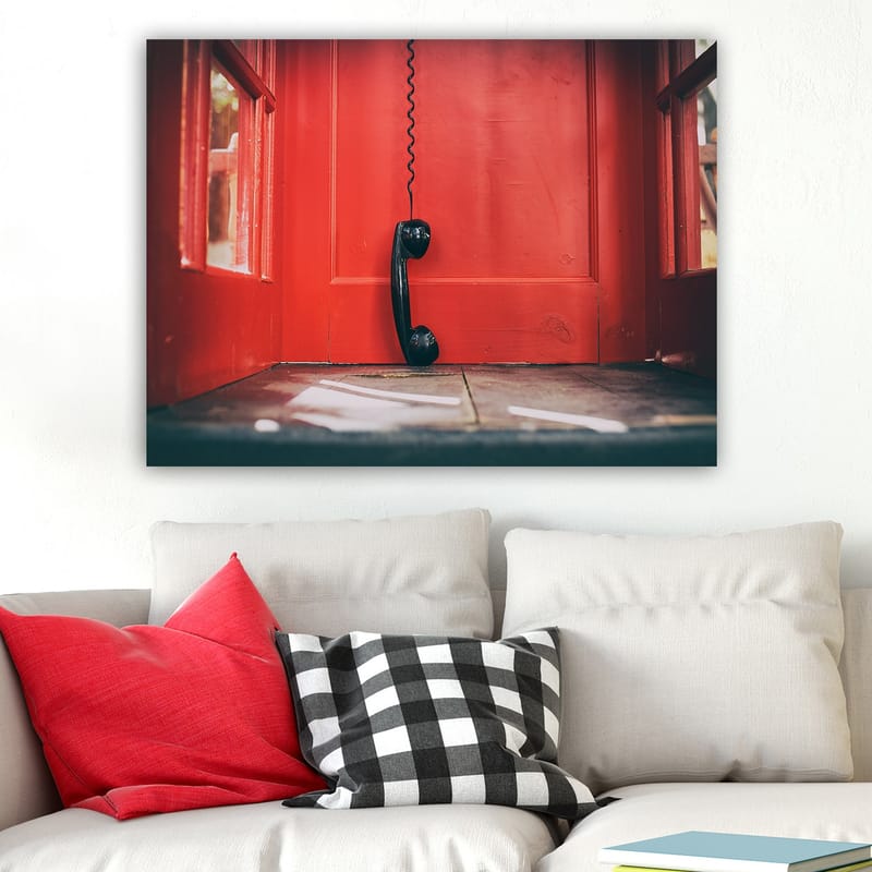 Lerretsbilde 70x100 cm - Svart telefon hengende i en rød telefonkiosk - Rød / Svart - Interiør - Maleri & posters - Lerretsbilder
