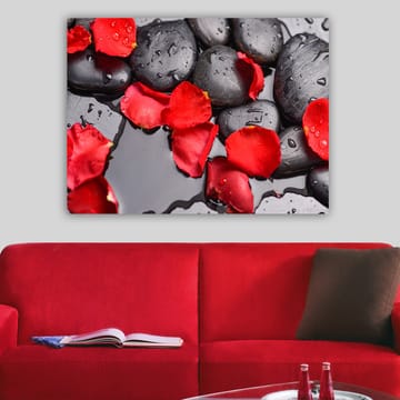 Lerretsbilde 70x100 cm - Svarte steiner omgitt av røde roseblader på en speillignende overflate - Svart / Rød - Interiør - Maleri & posters - Lerretsbilder